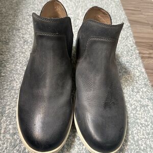 Taos Unity Grey Leather Ankle Booties